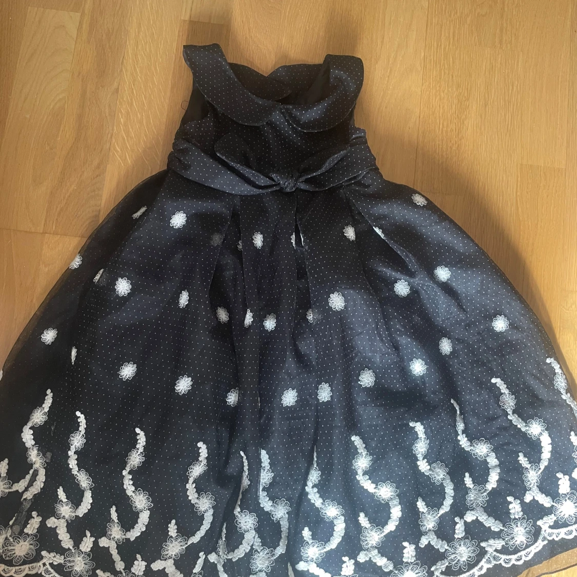 Svart festklänning med vita broderier