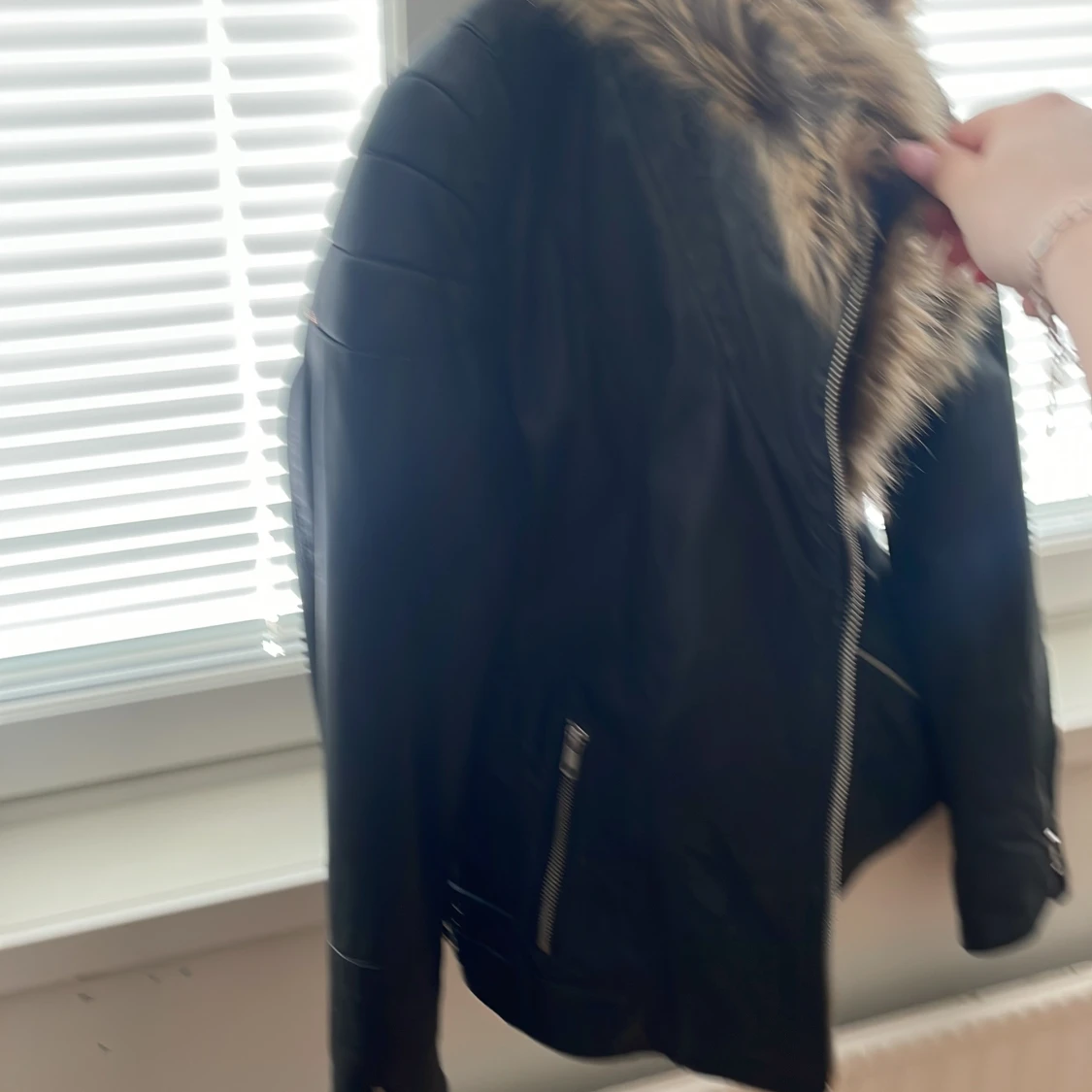 Svart skinnjacka med fuskpäls från Jofama by Kenza - 1