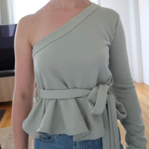 One-shoulder topp - Använd några få gånger, som ny, passar även som XS/S