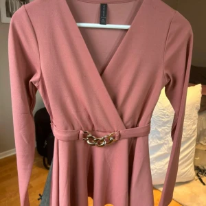 Rosa blus - En jättefin blus från New Yorker! 🩷 Knappt använd men har blivit lite små skavanker men är man händig så kan man vika ut de på insidan.  Storlek XS 🌸