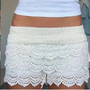 Virkade spets-shorts - Sååå söta virkade shorts i storleken s-m💞 Första bilden är lånad, men de sitter på samma sätt!💗