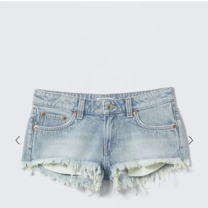 Ljusblå jeansshorts med fransar - Lågmidjade shorts från weekday, säljer då jag inte tycker de passade på mig, aldrig använda!❤️skriv för fler bilder.