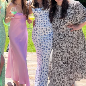 Vit och blå blommig klänning - Säljer en superfin blåvit långklänning med blommor på. Klänningen har en elegant, slät yta och en figurnära passform som ger en snygg siluett. Perfekt för sommarens alla tillfällen!