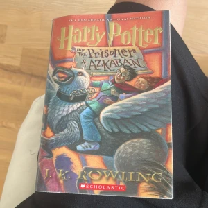 Harry Potter and the Prisoner of Azkaban - Följ Harry Potter på ett nytt magiskt äventyr där han möter faror, vänner och mystiska varelser på Hogwarts. Perfekt för unga läsare som gillar spänning, magi och vänskap. En internationell bästsäljare som trollbinder både ungdomar och unga vuxna.