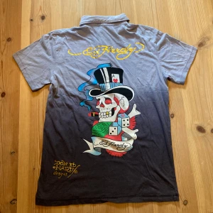 Ed hardy T-shirt polo piké tröja - Säljer nu denna ed hardy tröjan då den är lite för stor. Den är i perfekt skick, inga defekter. Storlek M. Skriv privat vid fler frågor.