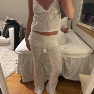 Virkade byxor - Superfina vita virkade byxor med prislapp kvar från Bershka. Eftersom de är helt nya kommer jag inte sänka pris🤗Längd: MAXI/ långa