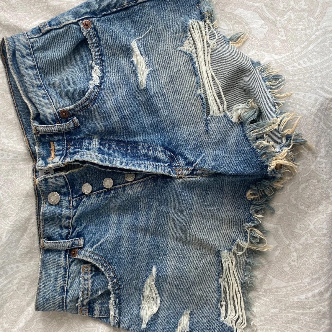 Blå jeansshorts med slitningar från Zara - 1