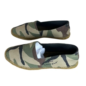 Saint Laurent espdrilles  - Saint Laurent loafers. Storlek 43. Skick 8.5/10 inga defekter. Pris 2090kr kommer med Dustbag! Finns att köpa på våran hemsida, Fashionels.com