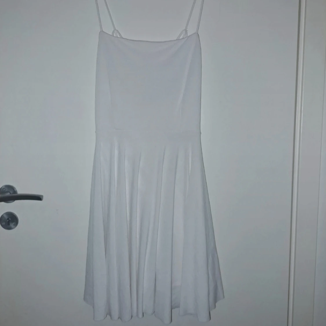 Vit kortklänning med tunna axelband