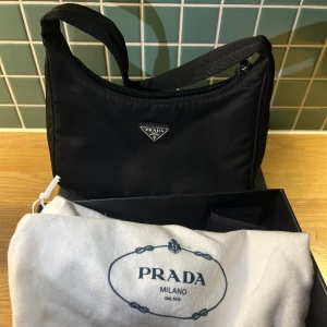 Prada mini nylon bag - Prada mini nylon bag nyskick. Kvitto finns