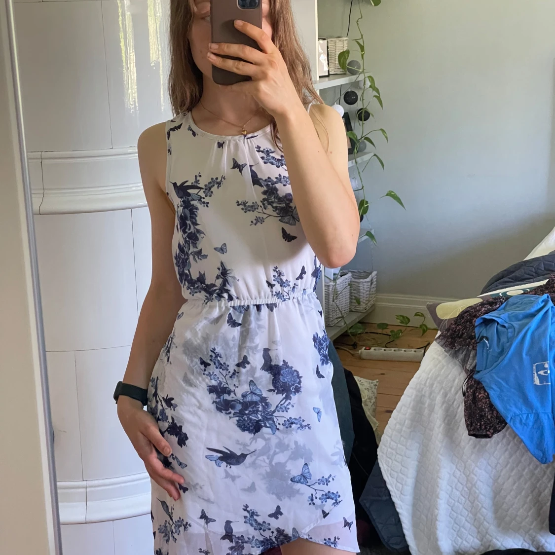 Vit och blå blommig sommarklänning