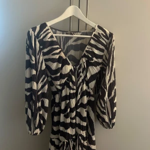 Mönstrad klänning - En super fin mönstrad klänning från Hm, jätte fin passform och perfekt nu till sommaren!!💛