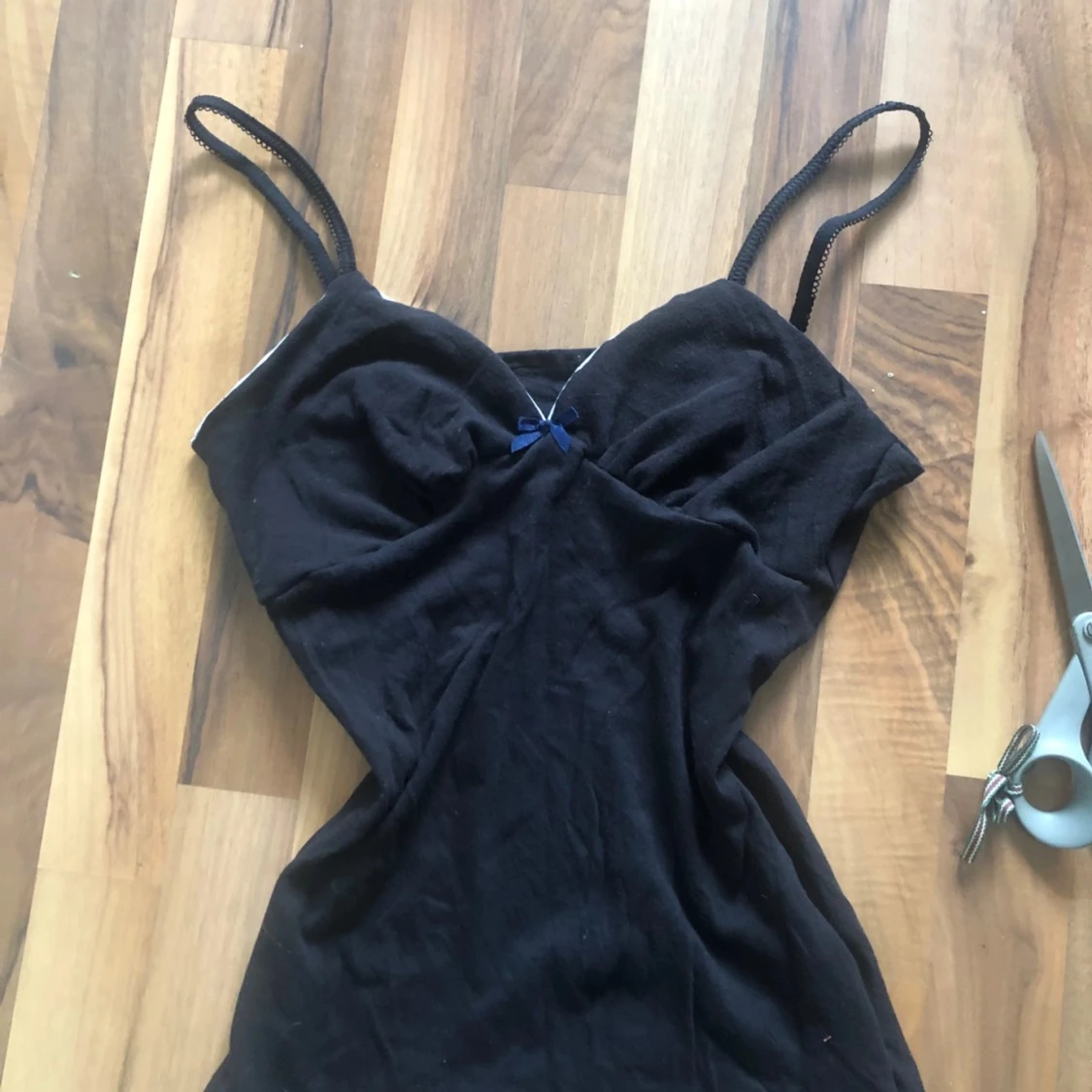 Svart linnetopp med smala axelband och rosett❣️