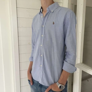 Ralph lauren skjorta - En riktigt snygg polo ralph lauren skjorta i storlek S i bra skick. Skjortan är i custom fit och den är 70 cm lång och 49 cm bred. Hör av er vid frågor