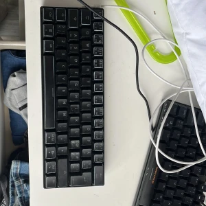 Vit skjorta - Klassisk vit skjorta med krage och knappar framtill. Perfekt för en stilren look och enkel att matcha med olika outfits. Skjortan har lång ärm och är tillverkad i ett lätt material.