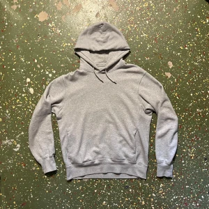 Uniqlo hoodie M - Säljer en grå uniqlo hoodie | skick mycket bra | storlek M | hör av dig vid frågor 📬🌟