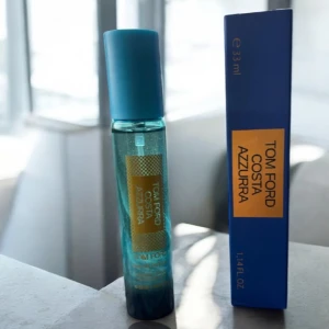Tom Ford Costa Azzurra EdP 33ml - Fräsch och lyxig parfym från Tom Ford, Costa Azzurra Eau de Parfum i 33 ml sprayflaska. Flaskan är smal och cylinderformad i blått glas med blått plastlock och guldiga detaljer. Kommer i matchande blå kartong med guldtext. Passar utmärkt för både män och kvinnor.