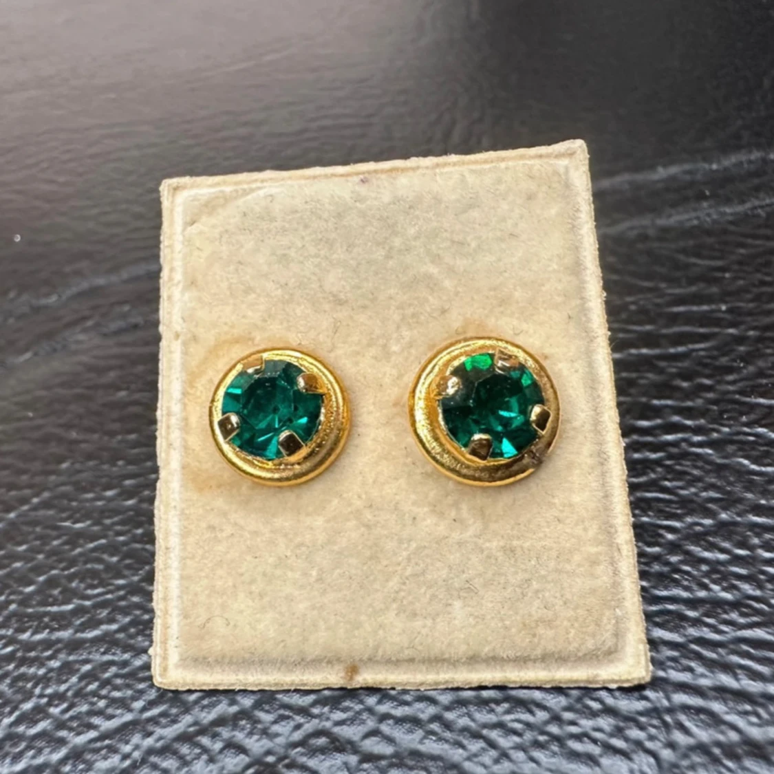 Vintageörhängen med smaragdgrön glassten och guldfärgad ram - 2