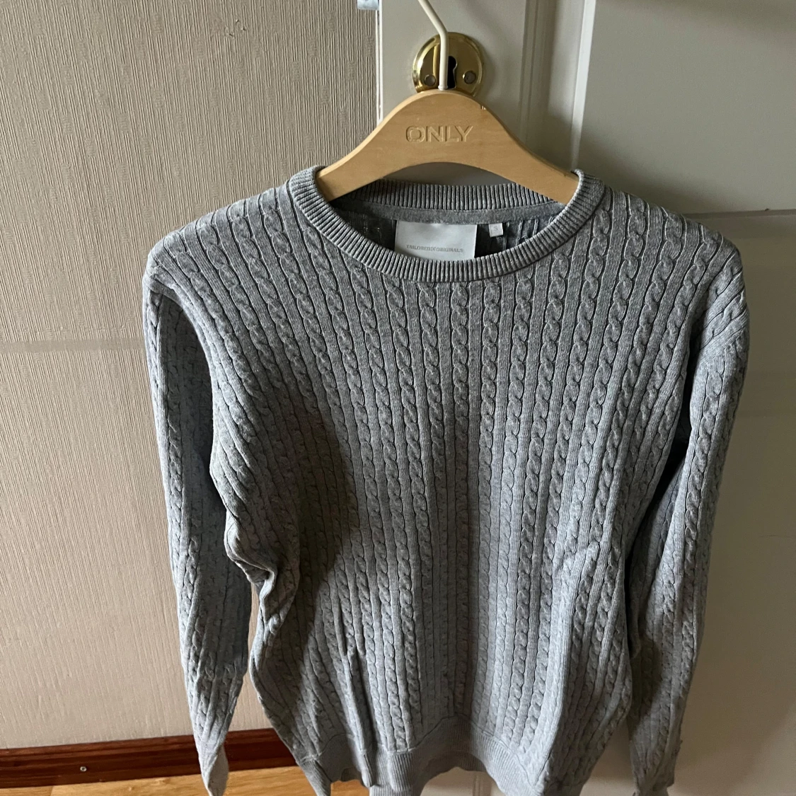 Grå kabelstickad tröja från Tailored Originals