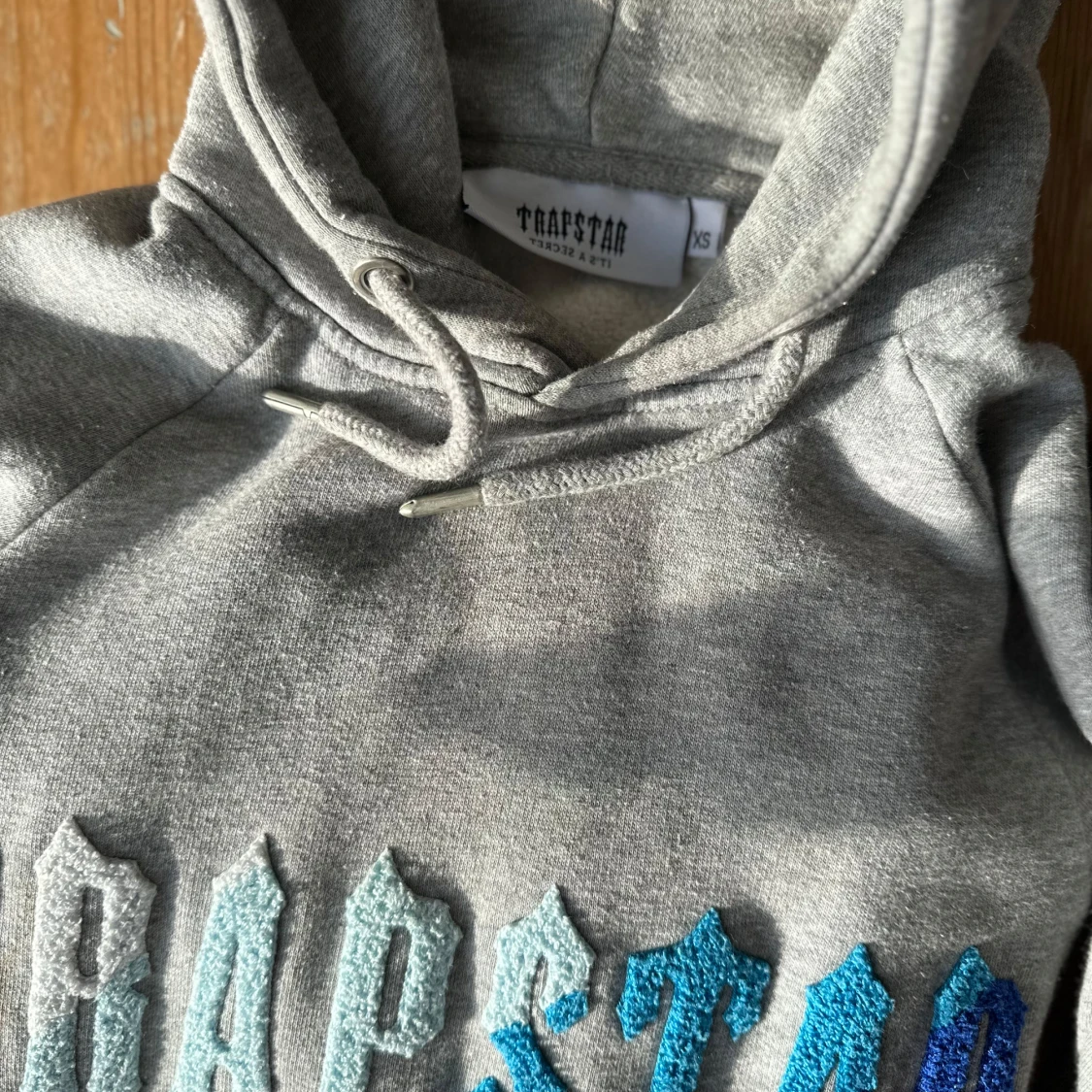 Grått Set Trapstar hoodie + byxor med blå brodyr - 2