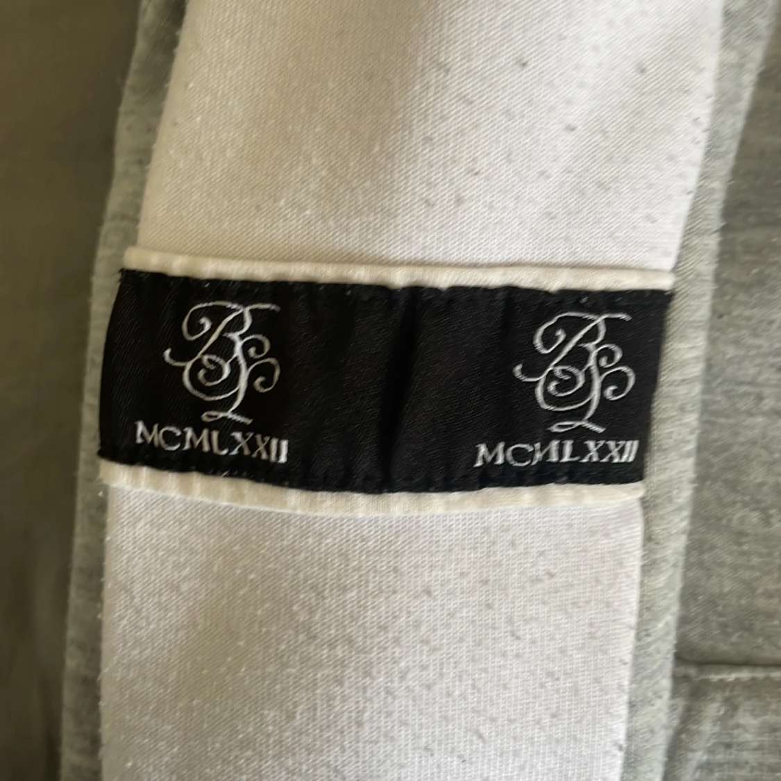 Grå och vit hoodie. - 3