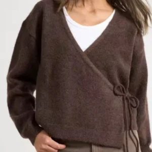 Brun omlottkofta med knyt - I superskick använd 1 gång. Mysig brun omlottkofta med knyt i sidan. Tröjan har långa ärmar och är perfekt för lager-på-lager. Passar till både jeans och kjol. KOM GÄRNA MED PRISFÖRSLAG VILL FÅ SÅLT 