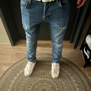 Blåa Slim fit jeans från jack and jones - Säljer ett par riktigt feta slim fit jeans (modell glenn) W31 L30, Från jack n jones! Modellen tillverkas inte längre! Köpta för 800 mitt pris 399
