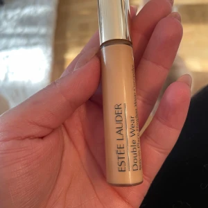 Estée Lauder Double Wear Concealer - Estée Lauder Double Wear Stay-in-Place Flawless Wear Concealer i nyansen 2N Light Medium (Neutral). Kommer i en smidig tub med guldig kork. Perfekt för att täcka mörka ringar och ojämnheter med en naturlig finish.