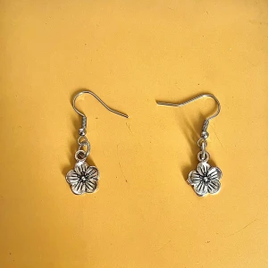 Blommiga örhängen  - Snygga silvriga örhängen med hängande blommor. Blommorna har fina detaljer.  Örhängena är lätta och enkla att bära hela dagen. Gjord av mig💞30+22kr frakt =52kr. Tar bara Swish . TikTok: @jewelrybysara13