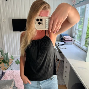 Rygglös topp - Tunn topp men cool öppen rygg ⭐️🌟