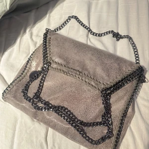 Stella McCartney väska - Så fin väska! Jättelik Stella McCartney! Köpt i Spanien🫶🏽🫶🏽