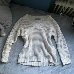 Stickad tröja  - Fin vit tröja, används ej. Hör av dig vid frågor eller intresse🌸