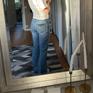 Blå bootcut jeans - Säljer mina supersnygga, lågmidjade Beat wear jeans då dem är lite för stora för mig. Kontakta för frågor!