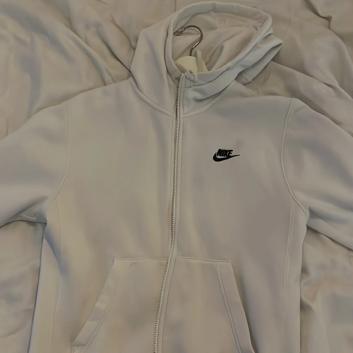Vit hoodie med dragkedja från Nike