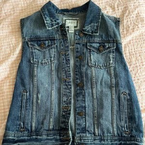 Jeansväst  - Blå jeansväst, storlek M. Säljer direkt för 90kr! 