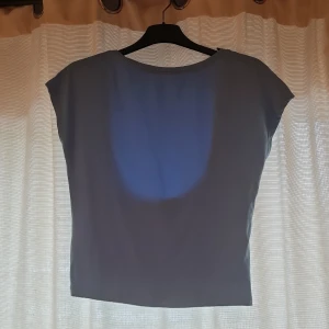 Ljusblå croppad topp från BikBok - Säljer en ljusblå croppad topp från BikBok med rundad, öppen rygg. Toppen är ärmlös med breda axlar och har en clean, enkel look som passar perfekt till jeans eller kjol. Materialet känns mjukt och stretchigt, vilket gör den riktigt skön att bära. Kontakta innan köp och fråga för fler bilder om ni vill ha de! 