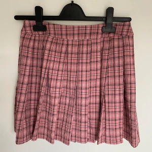 Söt rosa kjol - Super cute rosa school girl kjol. Från Shein men köpt second hand, använd fåtal gånger. XS men känns större. Som ny!