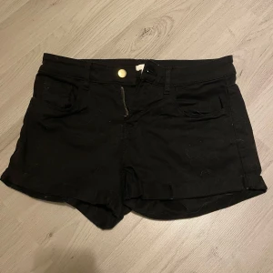 jeansshorts  - svarta shorts från hm, storlek 34.