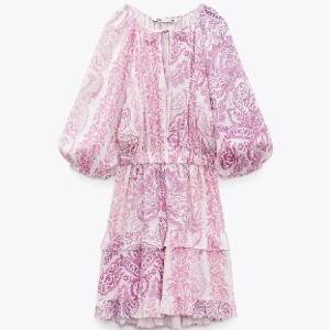 Zara klänning  - Såå drömmig och eftertraktad klänning från Zara! Aldrig använd med prislappen kvar💖💖