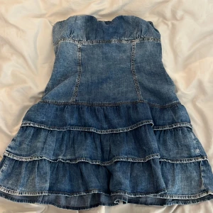 Bandue klänning - Säljer en jättefin jensklänning som tyvärr är förstor för mig❤️