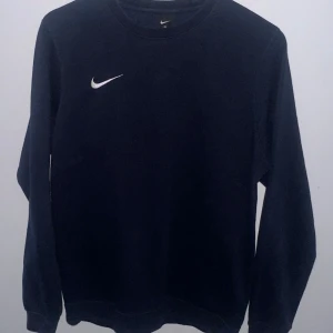 Nike sweatshirt - Riktigt snygg, passar riktigt bra och till alla tillfällen, stilig marinblå hoodie med vit logga, är storlek S men passar M, för mer frågor så bara skriv, pris kan diskuteras!