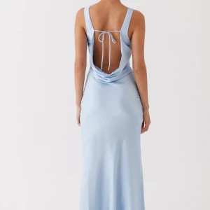 Klänning Peppermayo  - Säljer min blåa klänning från Peppermayo. Helt ny med lappar kvar, endast provad. Perfekt som balklänning eller om du ska på bröllop eller bara vill vara extra fin i sommar 🩵