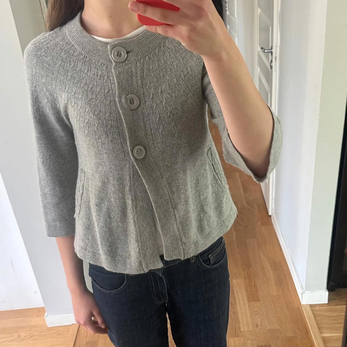 Grå stickad kofta  - 1