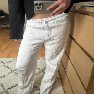 Linnebyxor - Vita linnebyxor. Älskar dessa men har nya, storlek S och sitter jätte bra överallt. Från madlady. Skriv vid prisförslag samt frågor/bilder