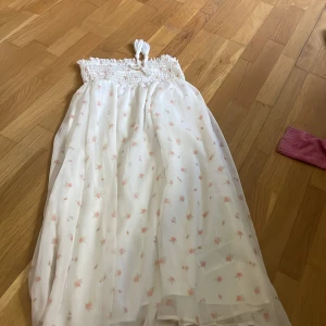 Kjol från Gina Tricot - Säljer en lång kjol från Gina Tricot i storlek 134/140 har änvänta några gånger. Pris kan diskuteras!💕⭐️