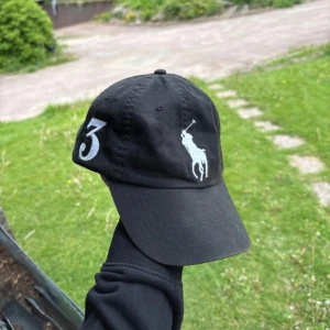 Polo ralph lauren keps med läderspänne - Säljer en snygg ralph lauren keps i med justerbart läderspänne! något smått solblekt på något ställe men knappt märkbart, och annars i fint skick!
