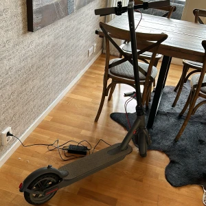 Elsparkcykel -  Elsparkcykel som kör 25 km/h men som Man kan fixa 31 km/h på vilken elsparkcykel app som helst. Den är jättebra kvalitet