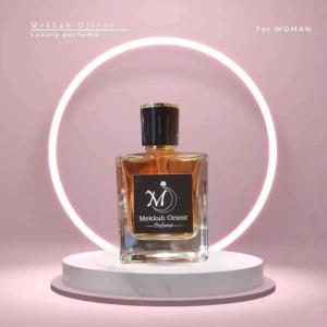 Mekkah Orient Luxury Perfume för kvinnor - Exklusiv parfym för kvinnor från Mekkah Orient i en elegant, fyrkantig glasflaska med svart och guld detaljer. Doften är inspirerad av kända lyxparfymer och erbjuder en sofistikerad och modern känsla.