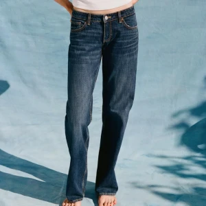 Low wide jeans från Zara  - Lågmidjade vida jeans från Zara i jättebra skick. Har bara använt några gånger och säljer pga för små på mig. Är 170 och har klippt själv längst ner som man ser på sista bilden, då de var för långa!