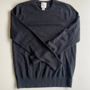 Svart stickad tröja från Calvin Klein - En klassisk svart stickad tröja från Calvin Klein säljer för 400kr. Mjuk och skön känsla tack vare det stickade merinoullet. Storlek XS men sitter mer som en S.